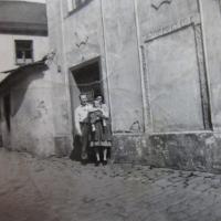 Hugo Drásal with his wife and daughter in front of their house in Šternberk