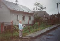 Hugo Drásal in 1991, in front of his native house in Dalov