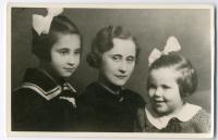 with her mother and younger sister, Prostějov in the 1930s