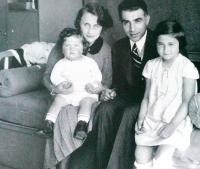 Sestra Karmela, rodiče Kateřina a Bedřich, Maud Stecklmacherová. Prostějov, cca 1935-1936