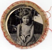  Fotka z alba, které pro Maud k narozeninám vyrobila maminka Kateřina v Terezíně: sestra Karmela Stecklmacherová