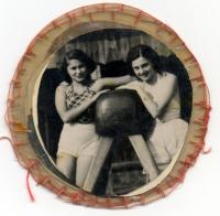Fotka z alba, které pro Maud k narozeninám vyrobila maminka Kateřina v Terezíně: Maud Stecklmacherová se svojí nejlepší přítelkyní Ruth Weiszovou
