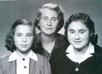 V Prostějově po válce. Zleva: sestra Karmela, maminka Kateřina, Maud Stecklmacherová.  Cca 1946-1947.
