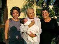  Maud Michal Beerová s dcerou, vnučkou a pravnučkou. Izrael, 2011