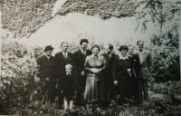 Svatba rodičů (vlevo prarodiče Čermákovi, vpravo vzadu Josef Hošek)