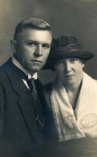 Svatební fotografie rodičů (1921)