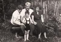 Četník Josef Urban s manželkou Ludmilou, Doris se synem, Kostelec nad Orlicí 1963
