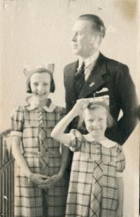 Malá Dagmar s otcem a mladší sestrou Jarmilou