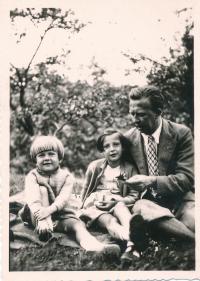 Dagmar Evaldová (uprostřed) s otcem a sestrou Jarmilou
