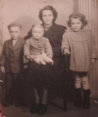 Marie Filgasová s dětmi