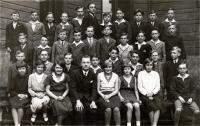 Fotografie třídy Matičního gymnázia v Ostravě (na fotografii třídní učitel Josífek, který byl rovněž skautem)