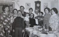 Rodina Márie Hejdové (druhá zprava) v Uliči