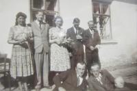 Olga Čvančarová s manželem a lidmi pocházejícími z Černého Lesa, foceno v roce 1950