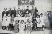 Polská škola v Maryši, kam chodila také Olga Čvančarová (uprostřed)