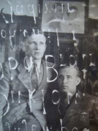 Bohumil Filípek (vpravo) se svým bratrem, prosvítá nápis z druhé strany fotografie