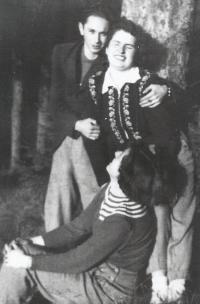 Ladislav Bartůněk s manželkou Růženou a kamarádkou Zlatou na chatě na počátku padesátých let