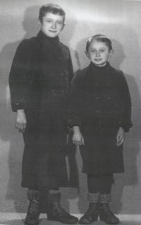 Sourozenci Jaroslava a Ladislav Bartůňkovi v třicátých letech