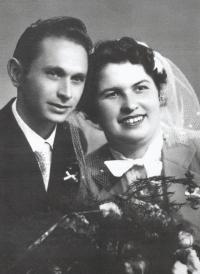 Svatební fotografie Ladislava a Růženy Bartůňkových z 29. září 1956