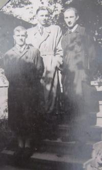 Jan Aust  v učení (uprostřed), vpravo německý učeň, který Jana Austa udal