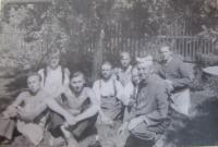 Jan Aust s ostatními vězni v Rapotíně na práci, které vykonávali v rámci trestu
