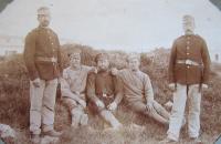 Vpravo otec František Aust jak během první světové války hlídá v Linci ruské zajatce