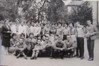 Daruše Burdová (úplně vlevo) se svou třídou