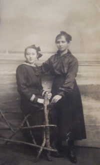 Vlevo matka Ludmila Štorková, 1916