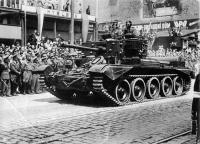 30. 5. 1945, příjezd tanku Otty Granta (vlevo; vpravo velitel Capek) do Prahy