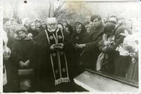 Похорон о. Маркіяна Микитки проводить єпископ Йосафат Федорик, поруч з ним родина отця. Стрий. 1972 р.