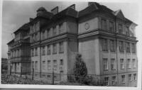1945-46 budova školy