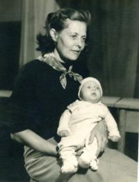 Kamil Černý s matkou (1950/1951)