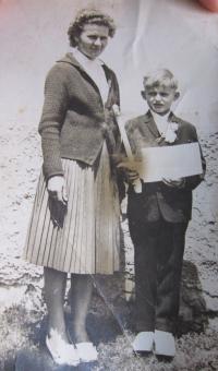 Anna Lašová s nestarším synem v roce 1965