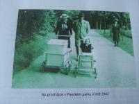 Rodina Drašnarova na procházce, ještě spolu
