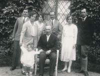 1931, sedící Theobald Czernin, stojící jeho děti zleva: Jan, Anna a dítě Bedřich Strachwicz, Gabriela Czernin, Rudolf Czernin, Marie Czernin a Humprecht Czernin 