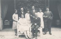 Sedící Marie a Theobald Czernin, stojící jejich děti zleva: Anna, Rudolf, Marie, Humprecht, Gabriela, Jan 
