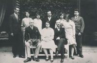 Neznámá sedící na lavičce, Marie Czerninová,Theobald Czernin, stojící z l. Humprecht Czernin, Gabriela Czernin., Rudolf C., Marie C., Anna C. a Jan Czernin   