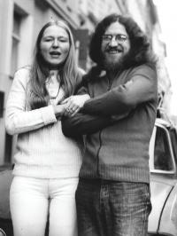 S druhou manželkou Danielou při odjezdu do emigrace, 18. října 1978