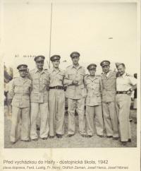 Před vycházkou do Haify - důstojnická škola, 1942 (z leva Ferdinand Lustig, František Nový, Oldřich Zeman, Josef Hercz, Josef Němec)