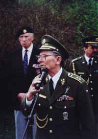 Generál Antonín Špaček, vzadu Josef Hercz