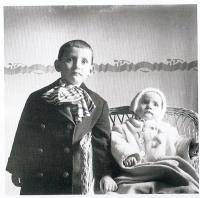 se sestrou Hedvikou cca 1936