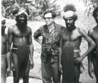 M. Stingl mezi příslušníky skupiny Chimbu v Kundiawě