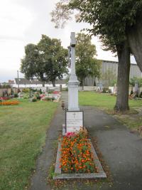 Hrob amerických zajatců ve Vlaštovičkách zastřelených Němci v lednu 1945