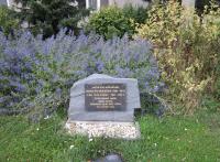 Pamětní deska Leoše Palyzy a Ladislava Klimeše před bývalým  hospodářství Leoše Palyzy v  Jarkovicích (dnes Vlaštovičky), kteří byli jako vedoucí Obrany Slezska popraveni 29. dubna 1943 v Breslau.