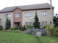 Pamětní deska Leoše Palyzy a Ladislava Klimeše před bývalým  hospodářství Leoše Palyzy v  Jarkovicích (dnes Vlaštovičky), kteří byli jako vedoucí Obrany Slezska popraveni 29. dubna 1943 v Breslau.