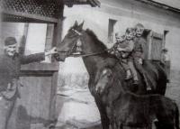 Bratři Jaroslav, Stanislav a Jiří Klimešové v roce 1942 na rodném statku v Jarkovicích