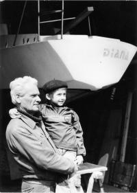 S vnukem u lodi Diana, Český yacht klub 1984