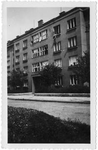 Okna bytu rozstříleného při revoluci v květnu 1945, v Praze - Dejvicích