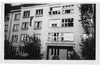Okna bytu rozstřílená při revoluci v květnu 1945, v Praze - Dejvicích.