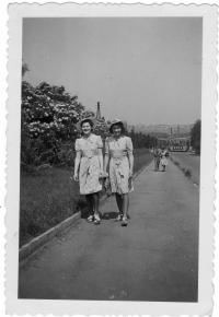 His sisters Eška and Ali, 1942