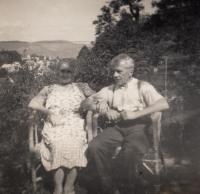 Rodiče na zahradě ve Střekově - 1938